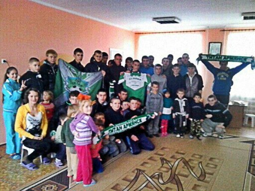 Детдомовцев одарили игрушками и сладостями